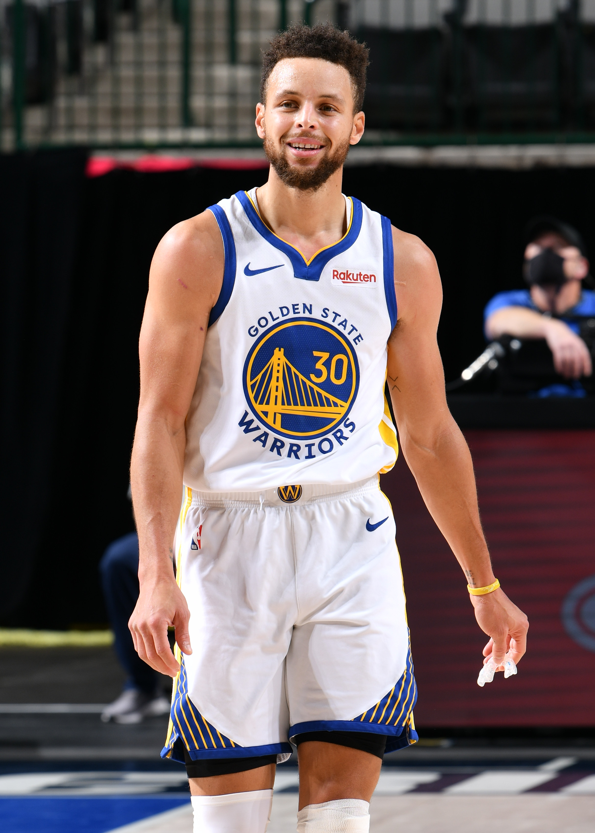 Report: Warriors sign Steph Curry to 4-year, $215M extension