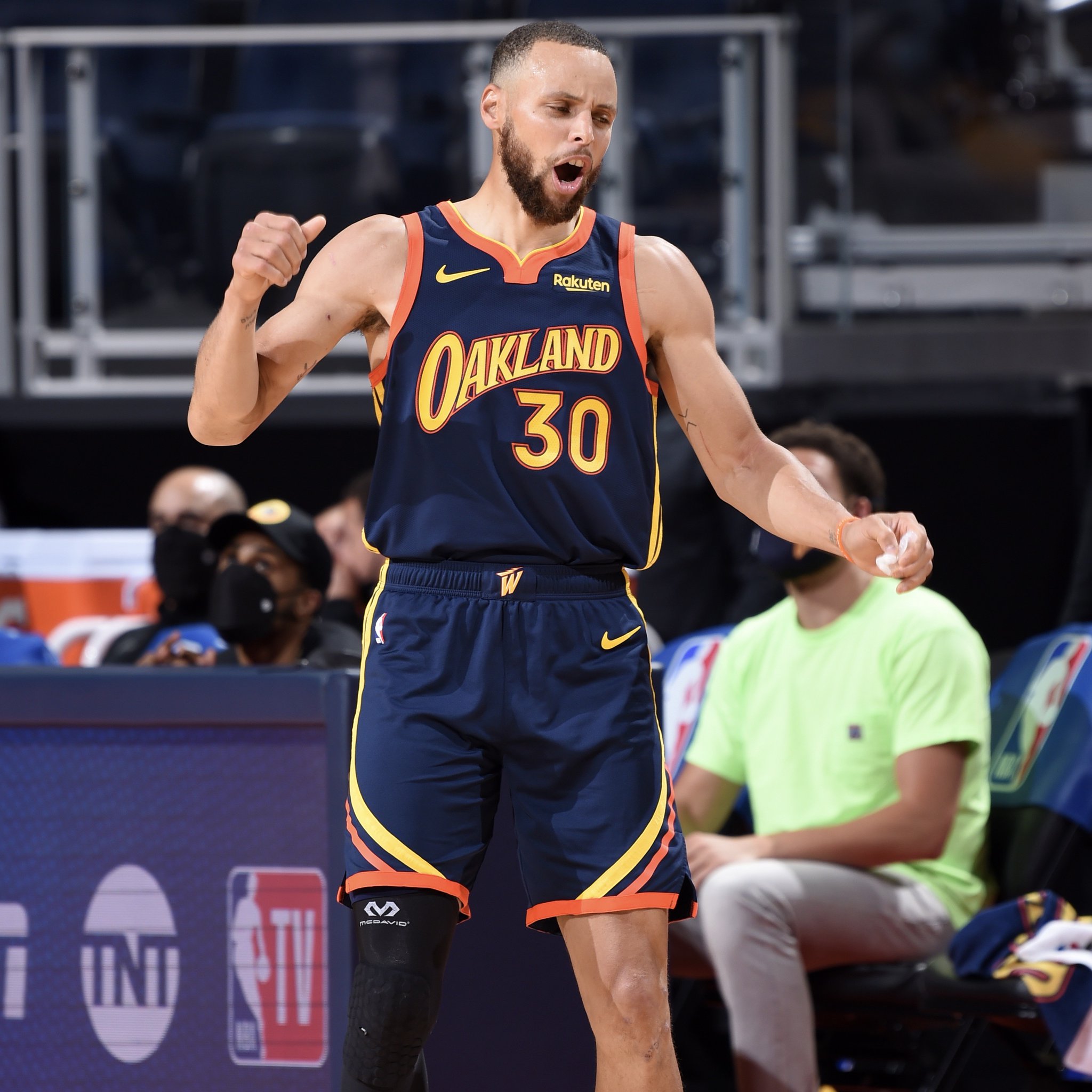 NBA on TNT on X: "Stephen Curry has agreed to a four-year, $215M extension  with the Warriors, per @wojespn He becomes the first player in history to  sign two career $200 million-plus