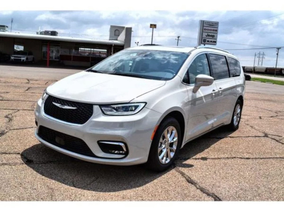 Bender_CDJ's tweet photo. Keep the #kiddos👶 safe on your commutes in our beautiful #2021ChryslerPacifica #TOURING #L that has more standard safety features than any vehicle in the industry✅! #bendercdj #chrysler #dodge #jeep #ram #clovis #nm 
See our #Pacifica on our website➡️: https://t.co/azr5DwKSRm https://t.co/gptm6isJZ2
