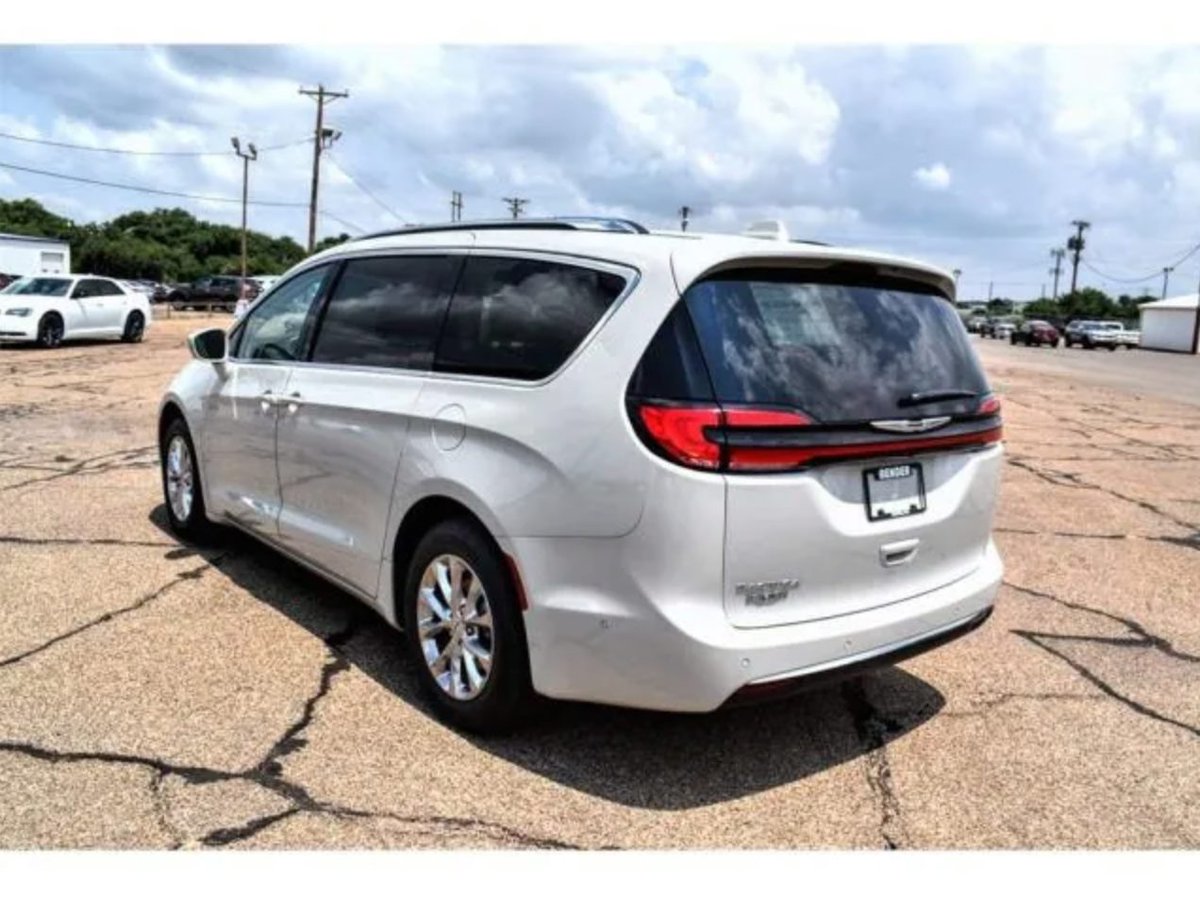 Bender_CDJ's tweet photo. Keep the #kiddos👶 safe on your commutes in our beautiful #2021ChryslerPacifica #TOURING #L that has more standard safety features than any vehicle in the industry✅! #bendercdj #chrysler #dodge #jeep #ram #clovis #nm 
See our #Pacifica on our website➡️: https://t.co/azr5DwKSRm https://t.co/gptm6isJZ2
