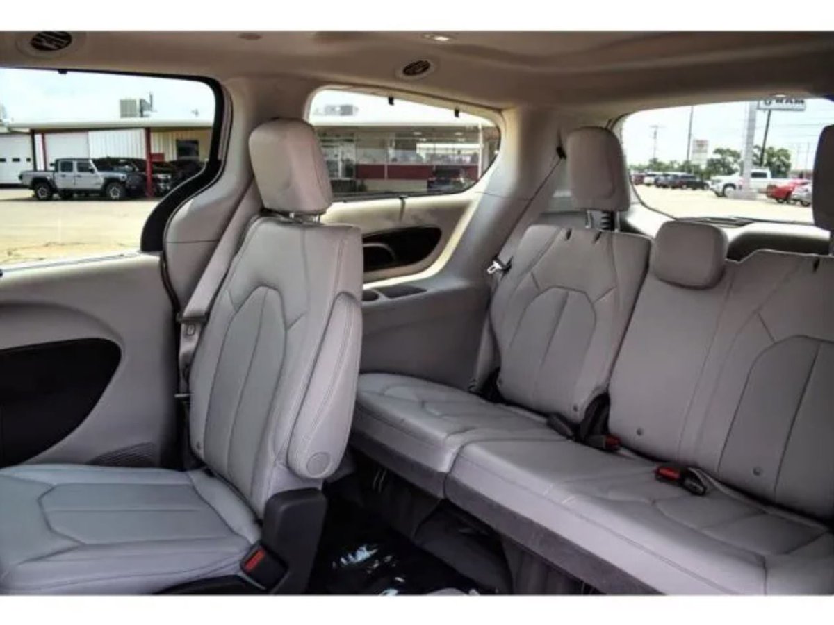Bender_CDJ's tweet photo. Keep the #kiddos👶 safe on your commutes in our beautiful #2021ChryslerPacifica #TOURING #L that has more standard safety features than any vehicle in the industry✅! #bendercdj #chrysler #dodge #jeep #ram #clovis #nm 
See our #Pacifica on our website➡️: https://t.co/azr5DwKSRm https://t.co/gptm6isJZ2