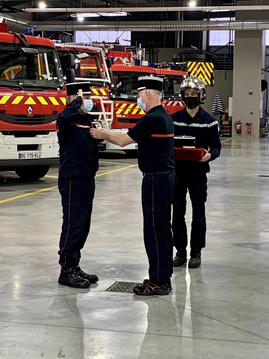 noemierouf's tweet photo. Ce matin, Le Colonel Hors-classe Hervé JACQUIN a remis les galons du grade de capitaine à @DaviotVincent, chef du centre de secours principal du bassin Ledonien.Félicitation à lui 👏🏼👏🏼 https://t.co/z1YDRzMxDP