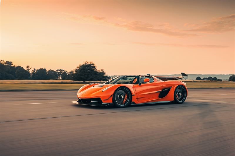 tuningcar_de's tweet photo. A manifestation of ultimate performance comes to life in the form of the Jesko’s pre-series production car. Painted in Tang Orange Pearl with silver and carbon-fiber accents, this Jesko is a visual homage to the early original Koenigsegg CCR color

https://t.co/5d0wQnwrGA https://t.co/pzyxz3UZR7