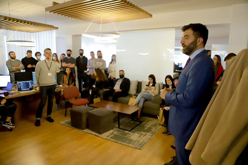 trailblazingmag's tweet image. Thank you  @Albana Laknori for sharing your experience with some of the major Kosovo startups with @trailblazingmag
lnkd.in/dnU4wRj

#evroTarget  #LLC Gjirafa, @Inc.LinkPlus IT #STIKK - Kosovo ICT Association