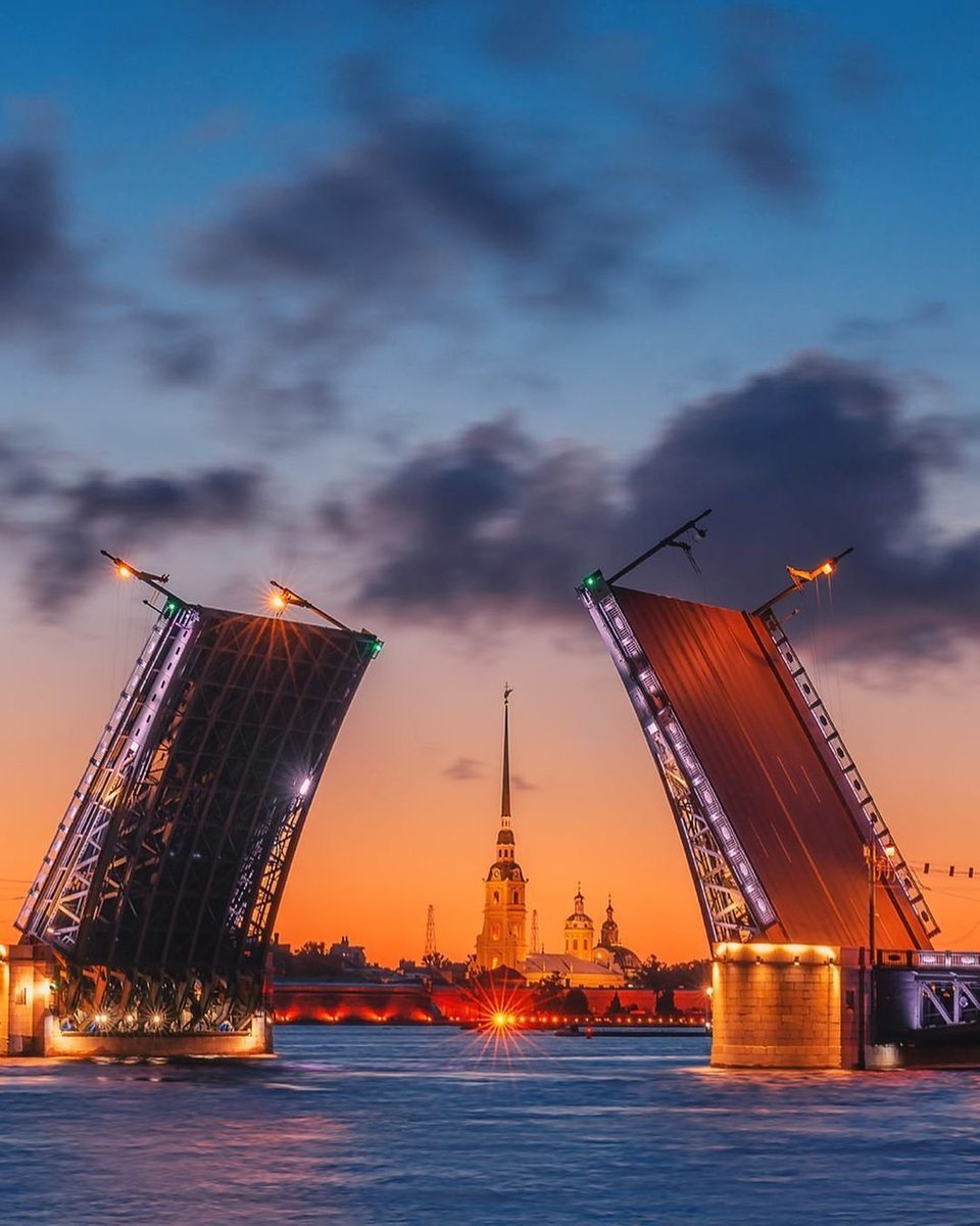 Дворцовый мост в Санкт-Петербурге