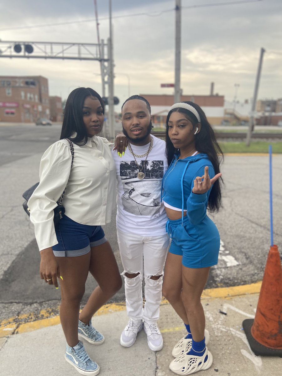 thereal_lyrik's tweet photo. I keep Two✌🏽 Baddies by my side🤪💕. Real Niggas don’t choose sides🤫😎💯💯.
#LyrikXSapphireXZellaKouture 
#Lyrik #Ventilations #AlbumOfTheYear 
#LegendStatusRecords 
#LyrikNationRecords 
#NewMusicOTW #2ndAlbumInTheMaking 
#DaeDaeWorld 
#RealShitTho #LyrikToldYaaSooo https://t.co/OD4HACHnEv