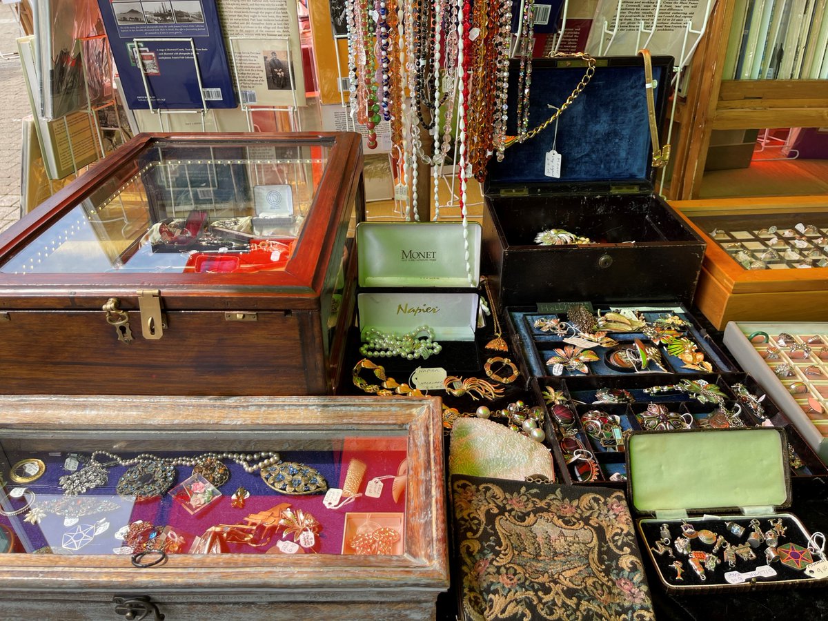 The Truro Antiques &amp; Collectables Market, initiated by Truro BID, is back on Lemon Quay tomorrow alongside <a href="/TruroFarmersMkt/">Truro Farmers Market</a> from 9am - 4pm! The outdoor antiques markets are now on the 1st &amp; 3rd Wednesday of the month from August to October. 
<a href="/VisitTruro/">Visit Truro</a> <a href="/TruroHour/">#TruroHour</a> #trurohour