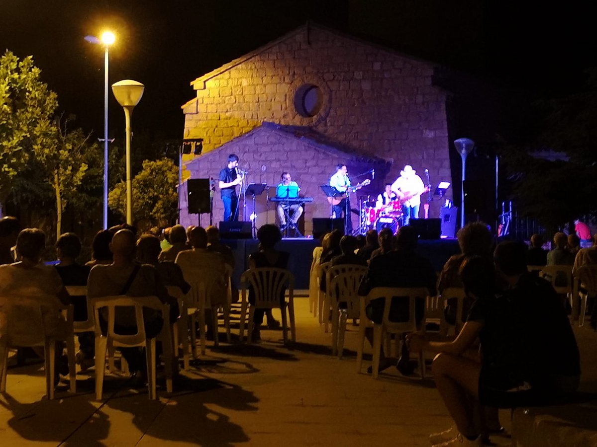 Y el domingo nos vamos a VALDELTORMO con LA SIRGA y su concierto ENTRE TIERRAS Y AGUA. Apoyando siempre a la música tradicional aragonesa. La foto es de nuestro último concierto, en Valmuel, el pasado 24 de julio.