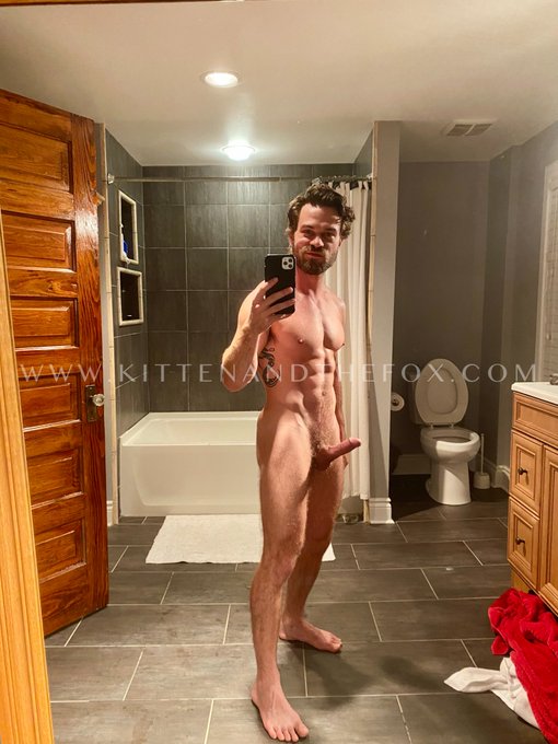 1 pic. Do you think I prefer to top or bttm? Or am I 100% Vers? ??????♂? @scallysex @thexxlmen @HotMaleStuds