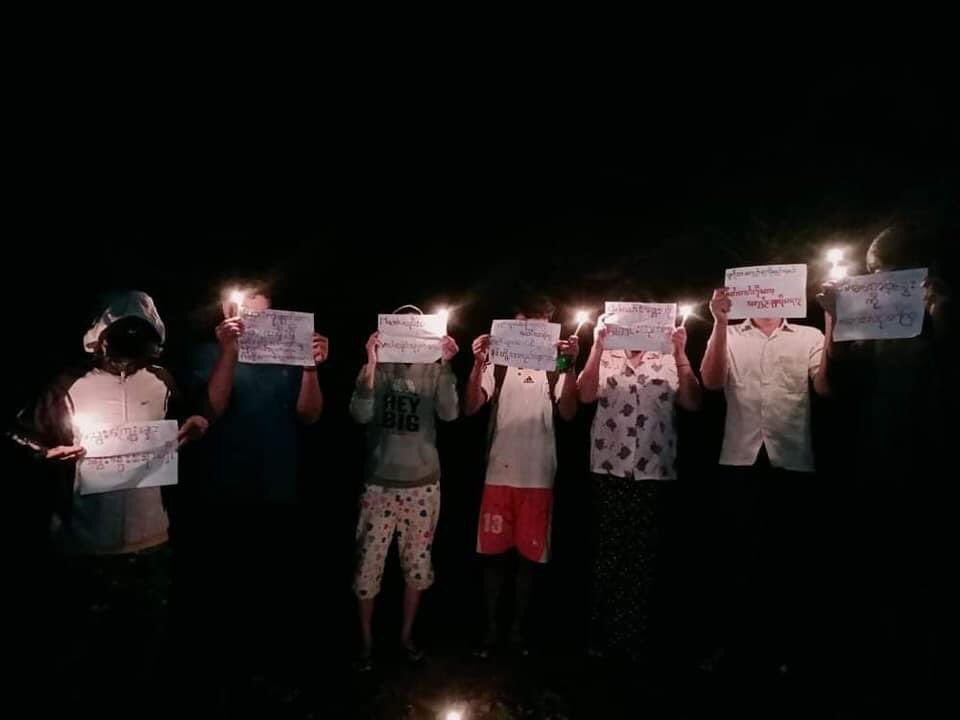 lei_yee1's tweet photo. A group of local residents from the rural area of Thayet Chaung township went on a candlelight night strike in defiance of terrorist regime.
#OurGovernmentNUG #WhatsHappeningInMyanmar  #Aug3Coup https://t.co/EuFjFrBJ3N