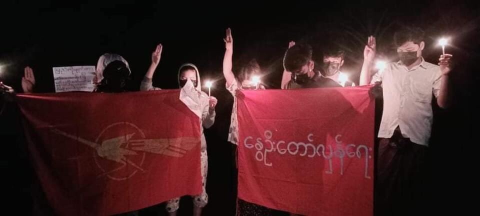 lei_yee1's tweet photo. A group of local residents from the rural area of Thayet Chaung township went on a candlelight night strike in defiance of terrorist regime.
#OurGovernmentNUG #WhatsHappeningInMyanmar  #Aug3Coup https://t.co/EuFjFrBJ3N