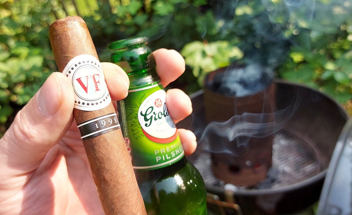 De boog kan niet altijd gespannen zijn. 
Rokerig vakantiediner. 

#vegafina #vegafinacigars #vegafina1998 #grolsch #bbq #manmeatbbq