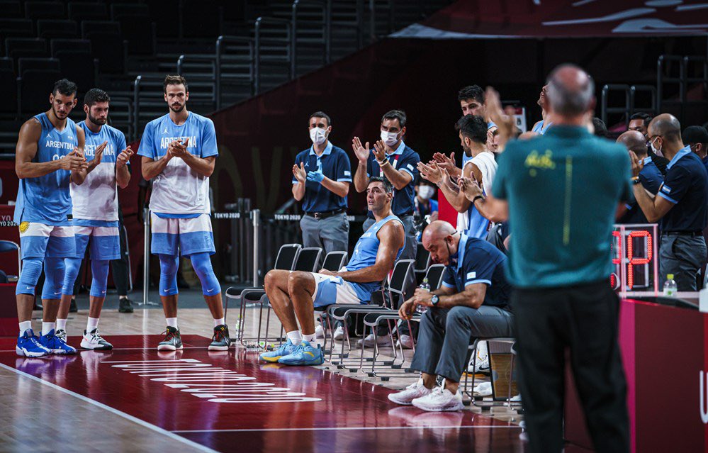 Elijo ponerme feliz por estar en el preciso momento en el que el básquet te aplaude de pie. Te voy a extrañar mucho capitán, fue increíble recorrer este camino con vos… Con todo mi corazón, gracias.