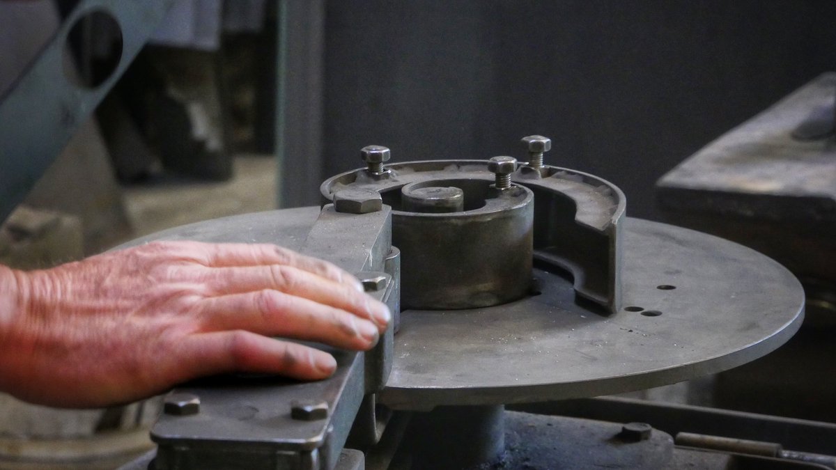Gaston_Begin's tweet photo. En partenariat avec la #Covati une visite est prévu à la Serrurerie  avec découverte de la fabrication de Gaston l'escargot Bourguignon et visite de notre atelier Vendredi 6 août à 10 h Gratuit Sur inscription au 03 80 95 24 03 🐌 #Bourgogne #issurtille #artisanat https://t.co/7Ds6guu1EK