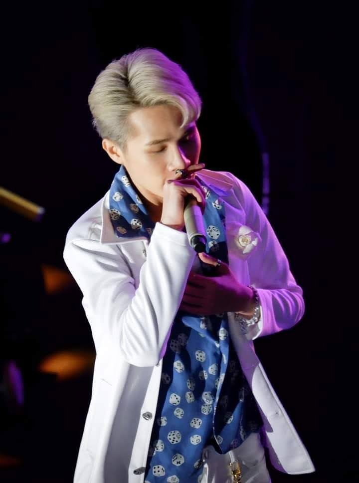 DMY2612's tweet photo. @KevanKenney REQUEST @phuongtuan_j97 @MTV
#FridayLivestream 
#HoaHaiDuong
#JackJ97 
Jack is my favorable singer, MV “Hoa Hai Duong” won MTV EMA 2020, let share this MV on the livestream so that everyone can enjoy together.
https://t.co/C28PRYB7kl https://t.co/xQutKXJWNb