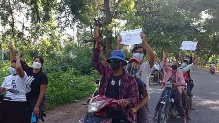 m_krl1's tweet photo. The main strike of #LetPadaung District,#Salingyi Tsp ,which is one of the most Persistent strikes ,marched by Hundreds of protesters this evening.Protesters marched with motorbikes and raised three fingers salute against the Military Coup.
#WhatsHappeningInMyanmar 
#Aug3Coup https://t.co/06UcyK00k9