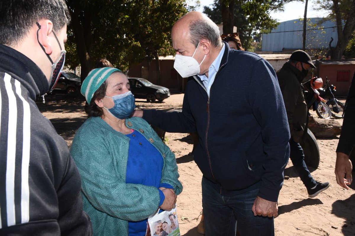 gacanteros's tweet photo. En el barrio #Cremonte los vecinos y vecinas se acercaron al #EstadoDeTodos para poder realizar sus gestiones, trámites y prestaciones del Gobierno Nacional. Estar cerca de la gente, escuchar y acercar soluciones es un compromiso de la #CiudadQueQueremos . El momento #EsAhora . https://t.co/03kGFWYMN4
