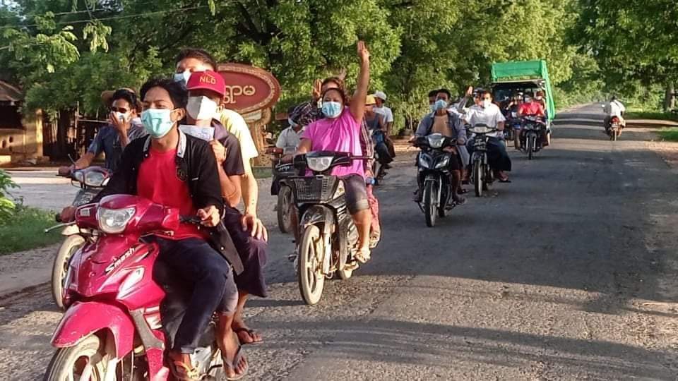 m_krl1's tweet photo. The main strike of #LetPadaung District,#Salingyi Tsp ,which is one of the most Persistent strikes ,marched by Hundreds of protesters this evening.Protesters marched with motorbikes and raised three fingers salute against the Military Coup.
#WhatsHappeningInMyanmar 
#Aug3Coup https://t.co/06UcyK00k9