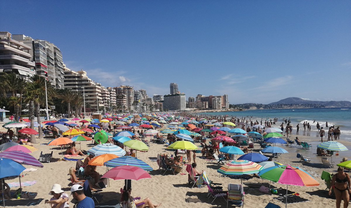 Playa de la Fosa de Calpe, el martes 3 de agosto del 2021 a las 12.00h. Estamos en la quinta ola y no aprendemos 🤦‍♀️
#Agosto #Calpe #QuintaOla #coronavirus #COVID19