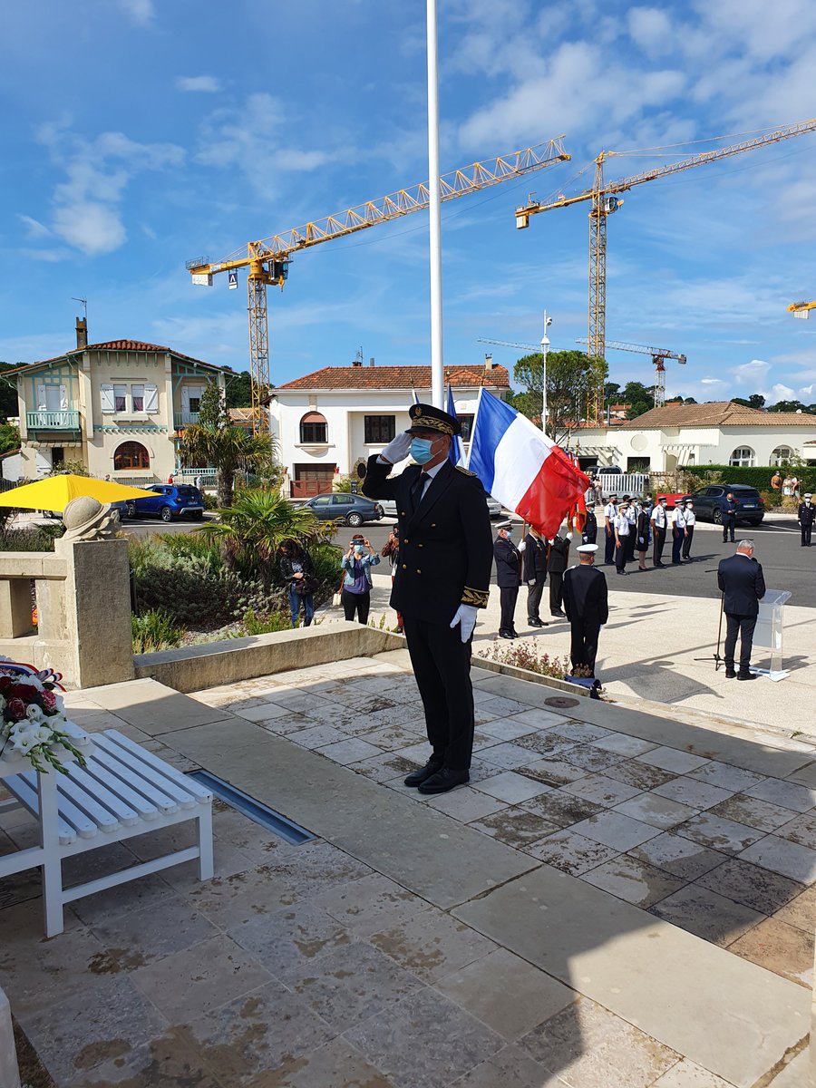PrefAquitaine33's tweet photo. 📍Prise de fonction du sous-préfet d'#Arcachon Ronan LEAUSTIC ce lundi 2 août.
À cette occasion, il a déposé une gerbe aux monuments aux morts de la commune d'Arcachon.

Consultez son CV 👉https://t.co/8wJoxfbtxH https://t.co/TZQCJaA8Si