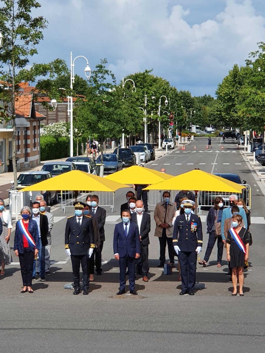 PrefAquitaine33's tweet photo. 📍Prise de fonction du sous-préfet d'#Arcachon Ronan LEAUSTIC ce lundi 2 août.
À cette occasion, il a déposé une gerbe aux monuments aux morts de la commune d'Arcachon.

Consultez son CV 👉https://t.co/8wJoxfbtxH https://t.co/TZQCJaA8Si