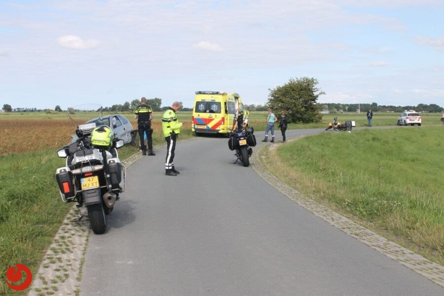 Motorrijder botst op auto in Westergeest; automobilist aangehouden