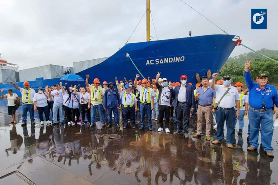 ErnestoMonte79's tweet photo. Una vez más, pueblos hermanos, #Cubas y #Nicaragua, demostrando Solidaridad y Hermandad. 

El Gobierno de #VivaDaniel2021 envía el barco Augusto C. Sandino con contenedores de alimentos a Cuba, país que enfrenta la pandemia de la #COVID19, en medio del bloqueo impuesto #USA. https://t.co/JxdNSM78ta