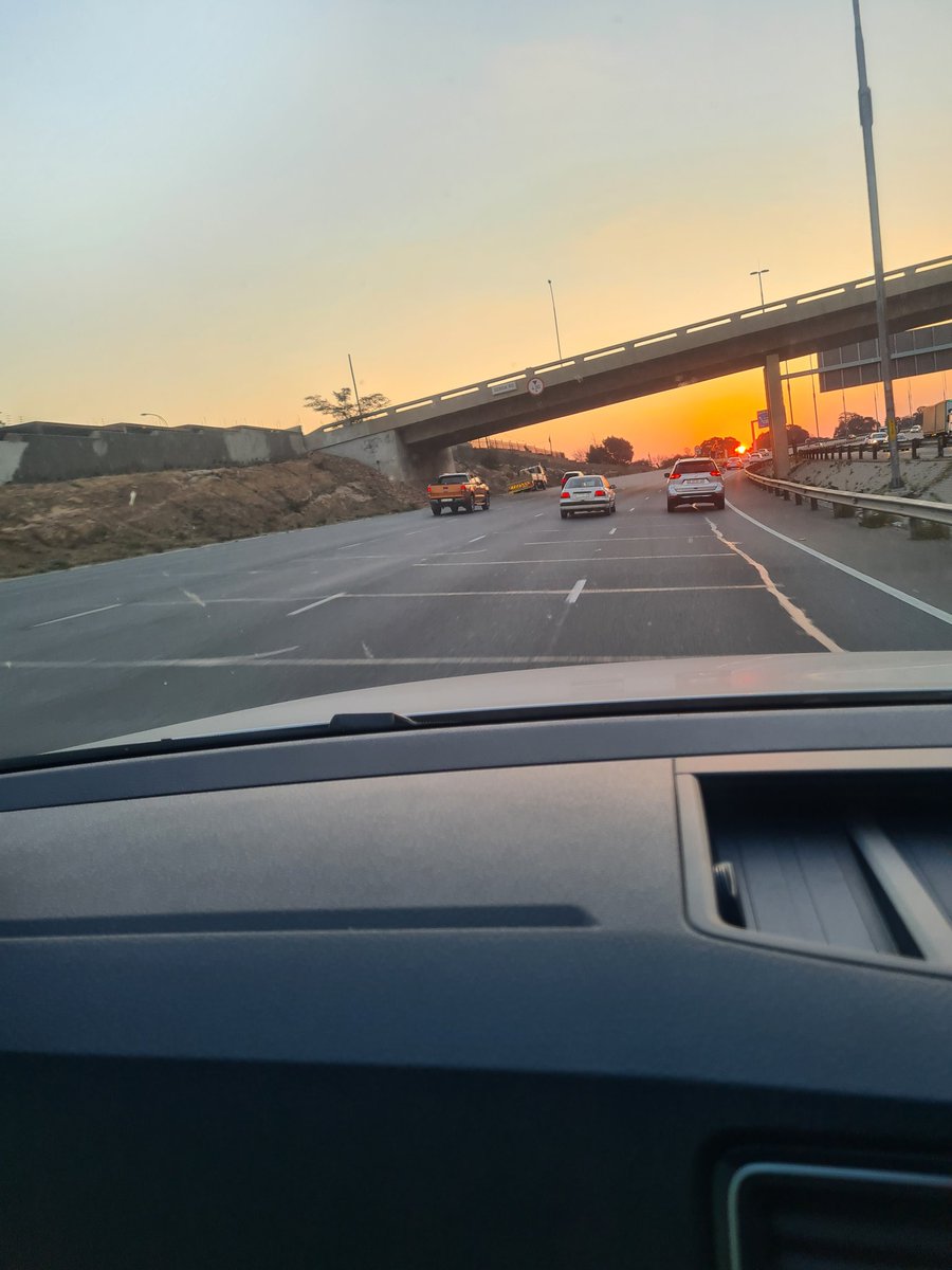 ted_pops's tweet photo. #Johannesburg South as the sun goes down.
#Dusk #Sunset
#TheSunChaser 
#AddictedToTheSun https://t.co/ymYdlzL0tg
