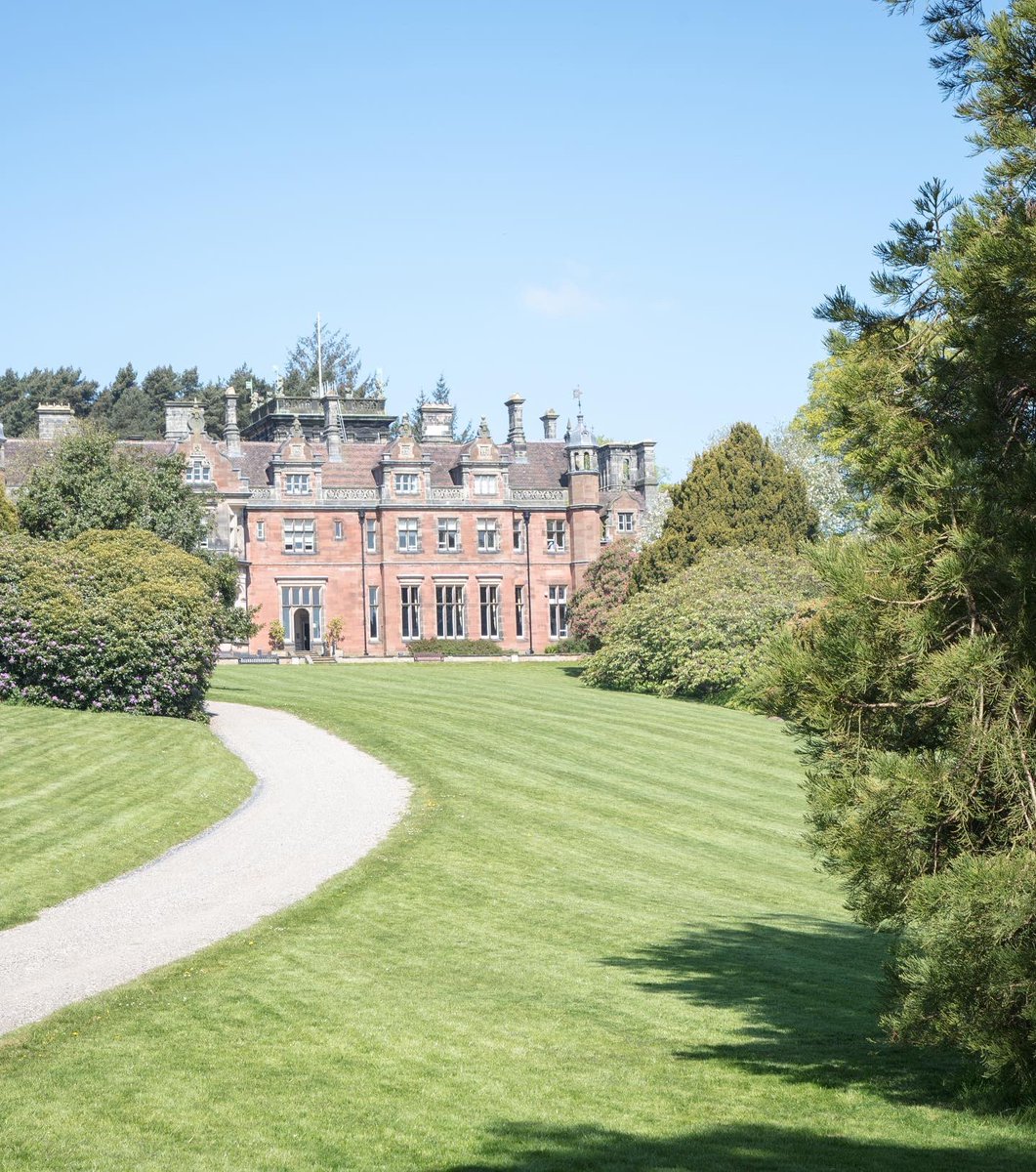 ArtsKeele's tweet image. HERITAGE OPEN DAY IS BACK 

We’re throwing the doors open once again. Visitors are welcome to come &amp;amp; enjoy the woodland walks, guided tours of the prestigious Keele Hall or explore one of our hidden treasures- our fascinating Raven Mason ceramics Collection. THREAD 1/2