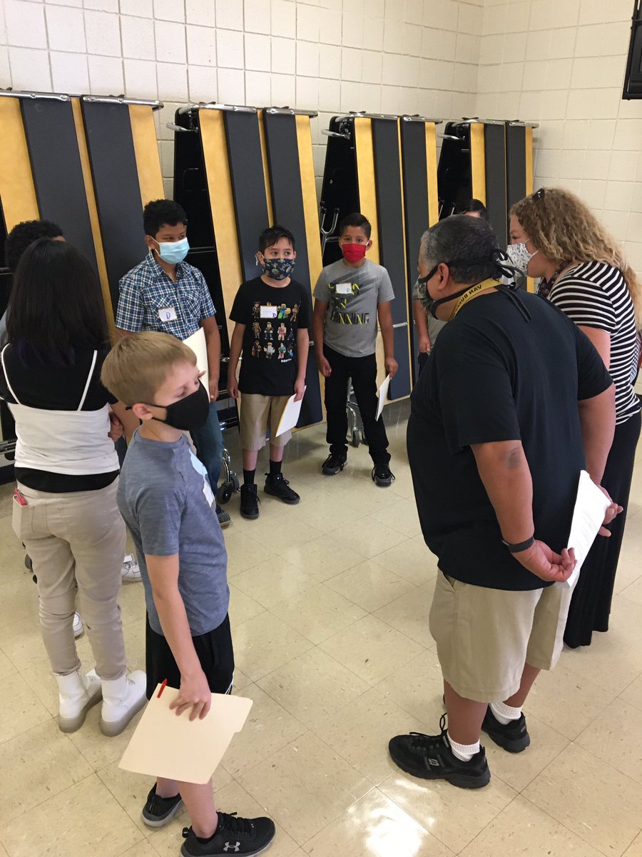 We’re getting this year started with our 6th grade jumpstart! #FalconPride #WingsUp <a href="/ABQschools/">Albuquerque Public Schools</a> @APSLZ1 @Sheri_zone1 <a href="/shawirick/">Shawirick</a> #ProudPrincipal <a href="/APSWellness/">APS Employee Wellness</a>