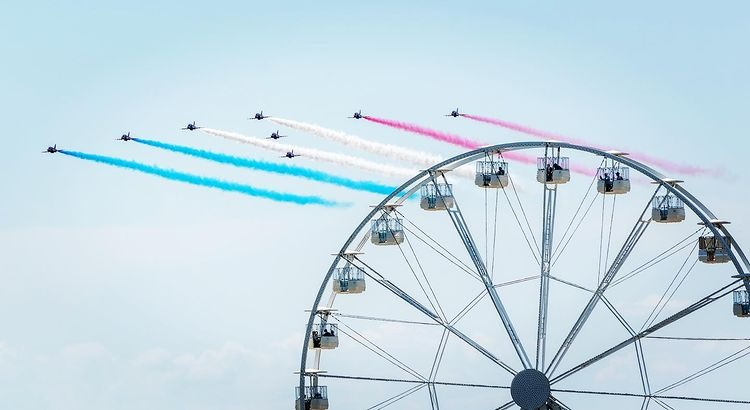 airforcegifts's tweet photo. Flying high with the Red Arrows in this Ferris wheel at Silverstone. They must have had an amazing view! A wonderful photo from @nature_in_a_click
#silverstonecircuit #silverstone #britishgrandprix #redarrows #redarrowsdisplay #redarrows2021 #redarrowstour #hawkt1 #rafredarrows https://t.co/7pia8kL5Ho