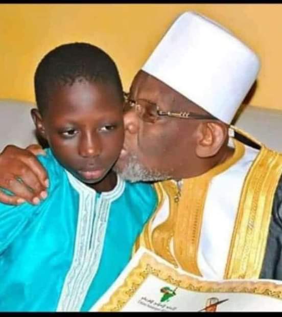 Rappel à Dieu à l'âge de 88 ans de Cheikh Ahmed Tidiane Niasse, Khalife de Médina Baye à Kaolack. Il était le 4ème successeur d'El Hadji  Ibrahima Niasse. Que le pardon d’Allah soit sur lui Ameen. 
@diine_ak_jikko_senegal 

#diineakjikkosenegal #diineakdiamono #islamsenegal