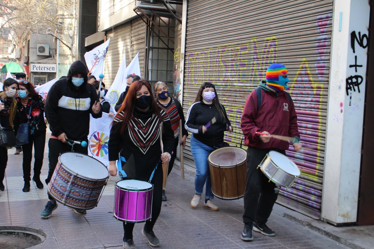 anefchile's tweet photo. 📢Dirigentes de organizaciones sindicales agrupadas en #FENAEDUP marchan por el centro de Santiago en contra de la privatización de #JUNAEB. "JUNAEB no se vende, se defiende".
#JUNAEBNoSeVende #100Lucha https://t.co/SjJQb3pdFd