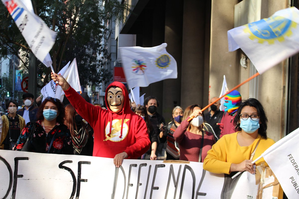 anefchile's tweet photo. 📢Dirigentes de organizaciones sindicales agrupadas en #FENAEDUP marchan por el centro de Santiago en contra de la privatización de #JUNAEB. "JUNAEB no se vende, se defiende".
#JUNAEBNoSeVende #100Lucha https://t.co/SjJQb3pdFd