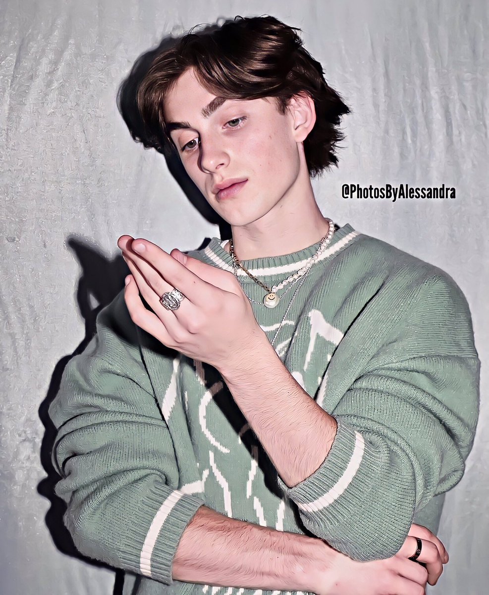 mlvsjvo's tweet photo. i can’t wait to see the new pictures for @readechoonline on August 11 we’re gonna be blessed 🤩🤩💚💚💚
.
credit: @photosbyalessandra on IG
#JohnnyOrlando #DAYDREAMISCOMING https://t.co/oVx09dgwe8