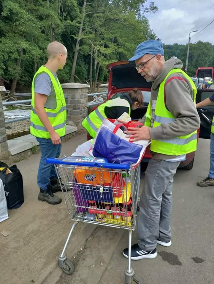 PhilippeDegraef's tweet photo. Na 5 dagen als vrijwilliger te hebben geholpen in #Angleur, #Trooz en #Pepinster, heb ik mij voorgenomen nooit meer te zeuren als internet gedurende een uur uitvalt of een printer het even niet doet. Er zijn veel ergere dingen in het leven. https://t.co/NLJSYL66Bq
