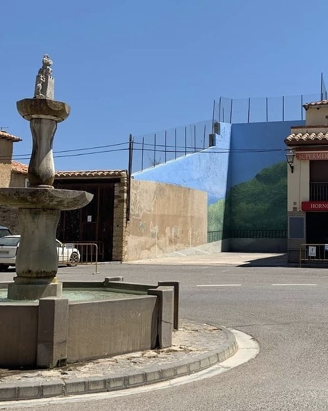 Eduard_Lpz's tweet photo. El #frontón de #Cantavieja (1950) ha cambiado de aspecto tras #Artech (12 al 18 de julio). Se trata de una #pinturamural o #trampantojo, realizada por #DanielVera, de 25 años, natural de Monzón (Huesca).
¡Menudo cambio, Dani! 👏🏻👏🏻👏🏻
Abrazo fuerte, artista 😉👍🏻
@Com_Maestrazgo https://t.co/5oY65MEFvl