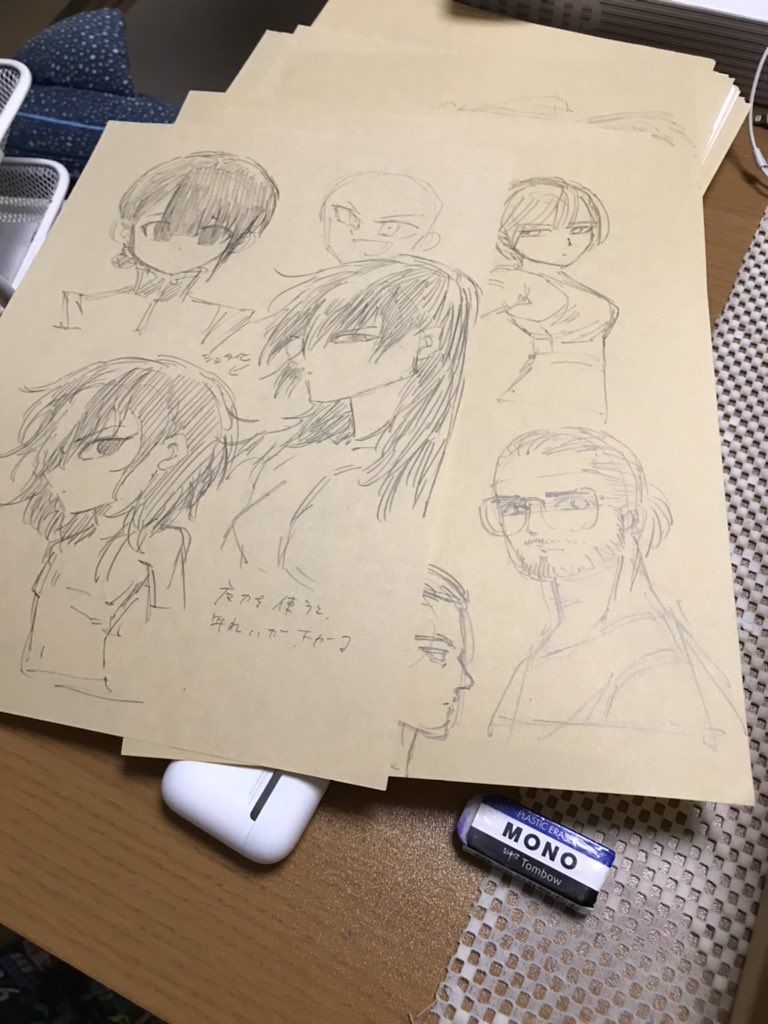 らくがきしたキャラを縮めてまとめる作業をしている 