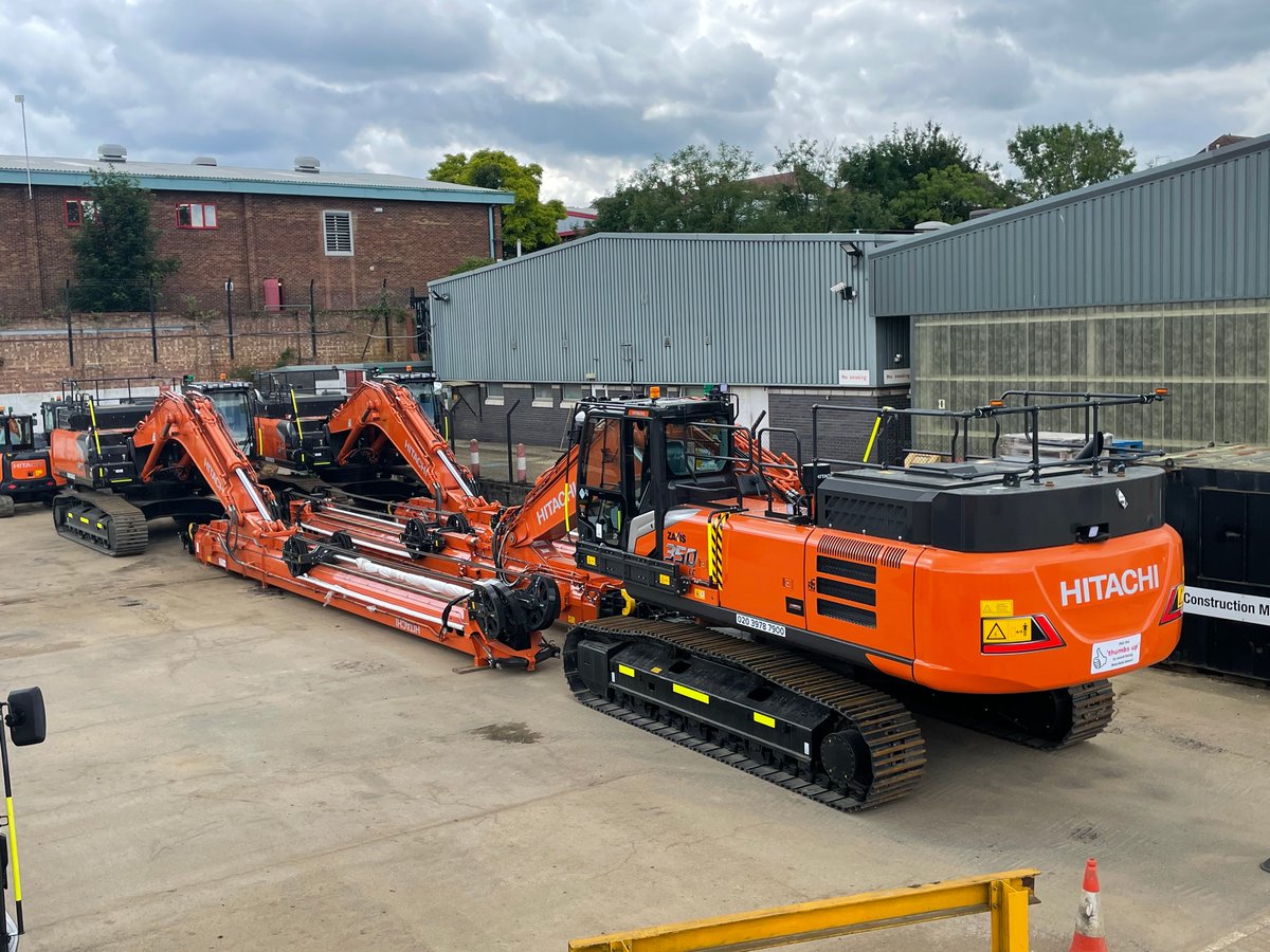 UK-based <a href="/hire_synergy/">Synergy Hire Ltd</a> has taken delivery of five #Hitachi Zaxis-7 #excavators with clamshell telescopic arms to maximise productivity and efficiency on a variety of below-ground excavation projects. Discover more: hitachicm.eu/onsite/article….