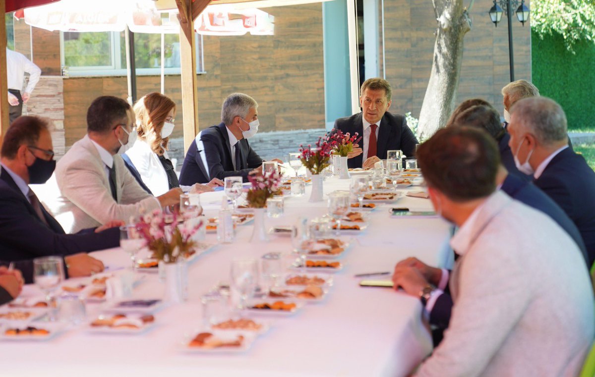 tcmeb's tweet photo. Bakan Selçuk, Ankara'nın Farklı İlçelerinden Okul Müdürleriyle Buluştu

@ziyaselcuk: Eğitim ailemiz, telafi etkinlikleri ve yeni dönemin hazırlıklarıyla yoğun bir yaz geçiriyor. 6 Eylül’de, okullarımızda öğrencilerimizle buluşmak, öncelikli çabamızdır. https://t.co/fbzZrihoxP