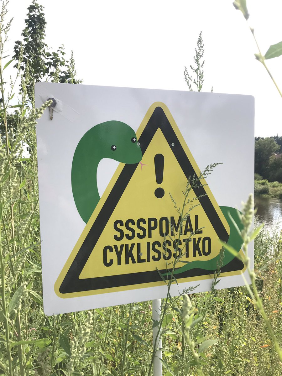 Про всратую Чехию я рассказывала вам много, так что пришло время ЧЕХИИ УМИЛИТЕЛЬНОЙ.

Вдоль велодорожки в месте миграции ужей стоит знак, надпись на котором можно перевести как "СССНИЗЬ СКОРОСССТЬ, ВЕЛОСССИПЕДИССССТ"