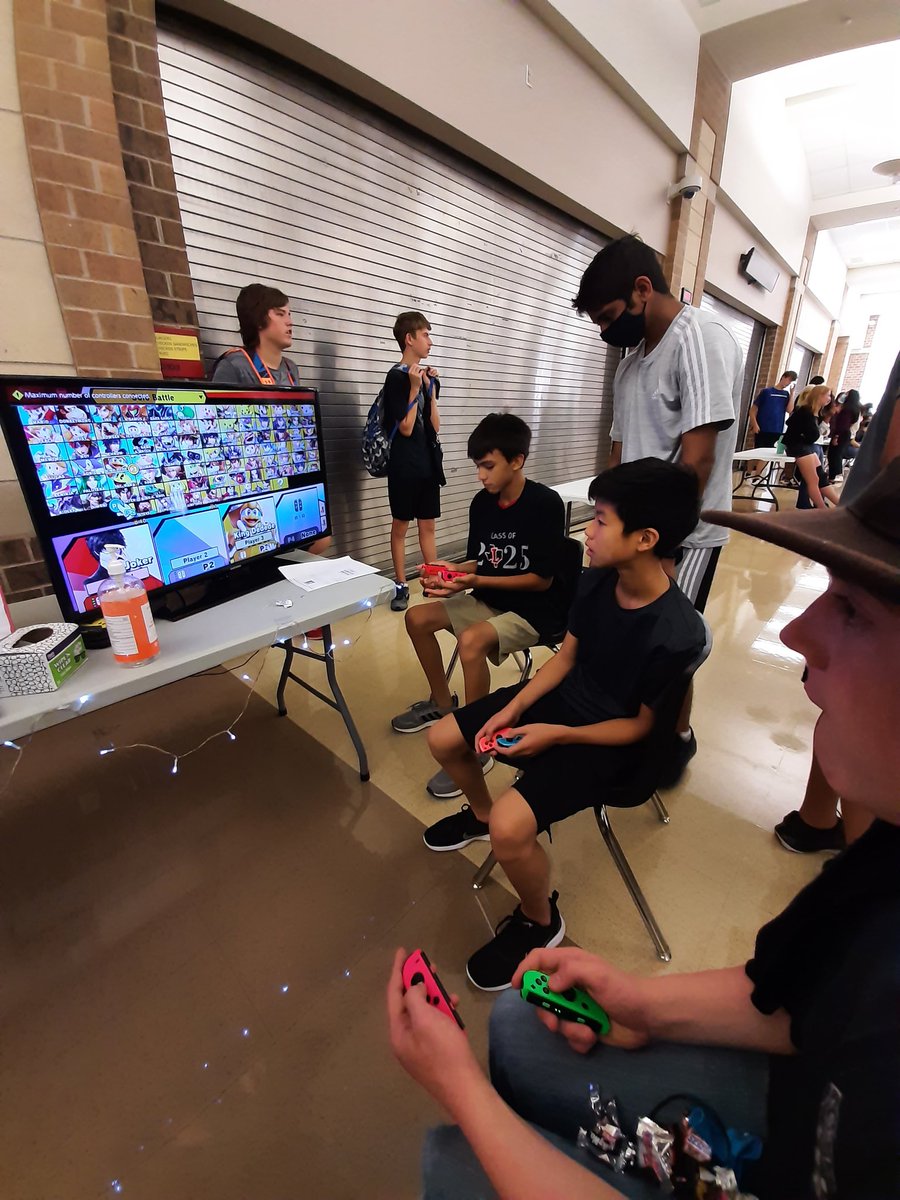 lhsesps's tweet photo. We had a great time meeting the incoming freshmen and introducing them to the world of Esports! 
#LibertyLearns #OurFISDStory #Esports #EsportsClub @ChrisDHam https://t.co/BU7hic5r3c