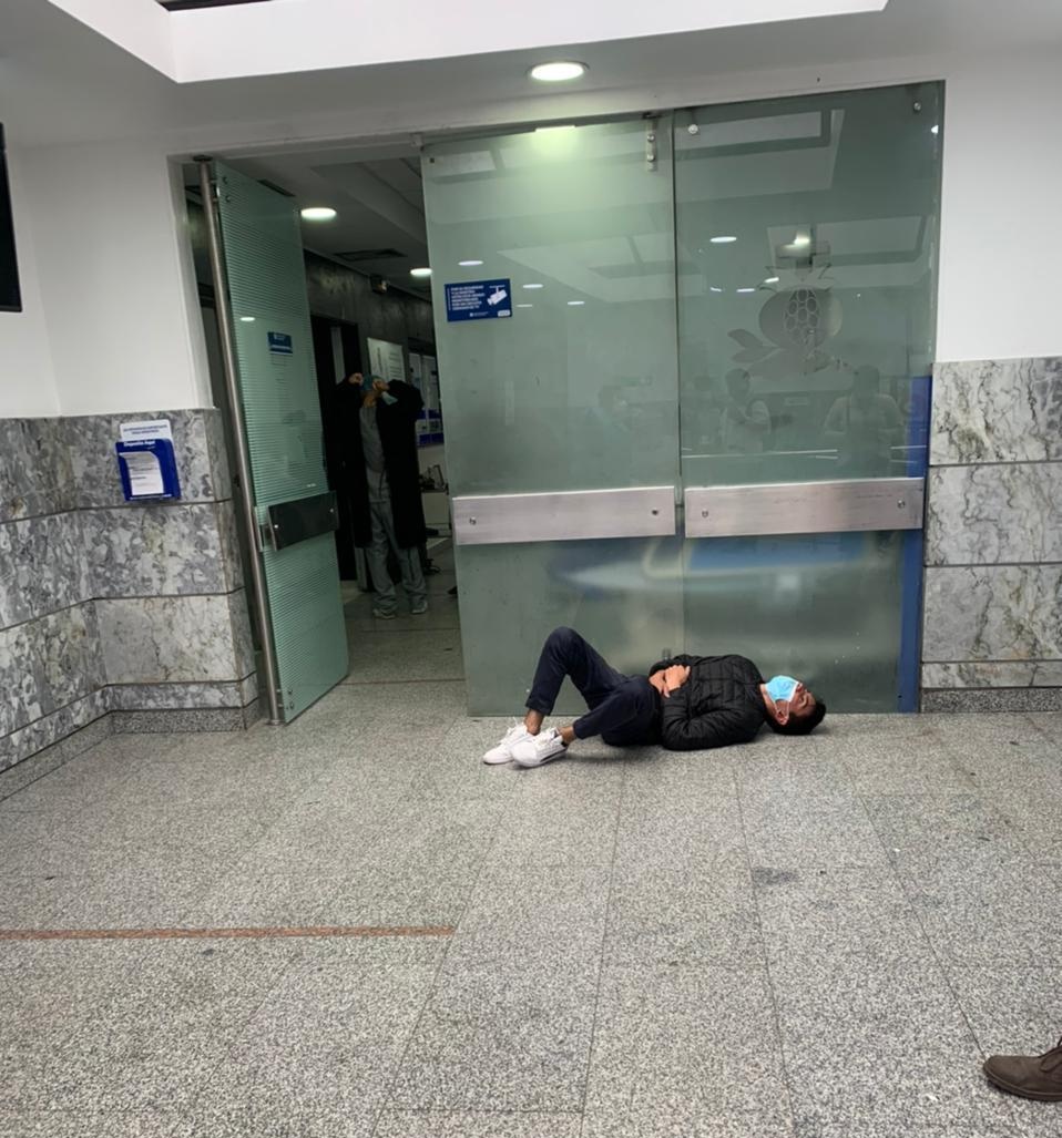 samirabisambra's tweet photo. Señores @SectorSalud @personeriabta @Supersalud.
En este momento y desde hace horas el Sr. Juan Gutierrez se encuentra literalmente tirado en la entrada de la 
Clínica San Rafael por fuerte dolor abdominal.
La familia denuncia que no lo quieren atender.
Solicito investigar caso. https://t.co/rOJANUllaQ