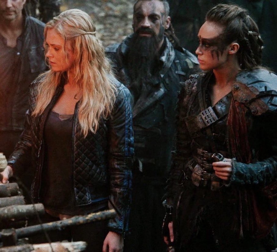imgettingayvibe's tweet photo. Lexa looking at Clarke and thinking: "i may be gayer than originally planned" https://t.co/i8r1djYg1V