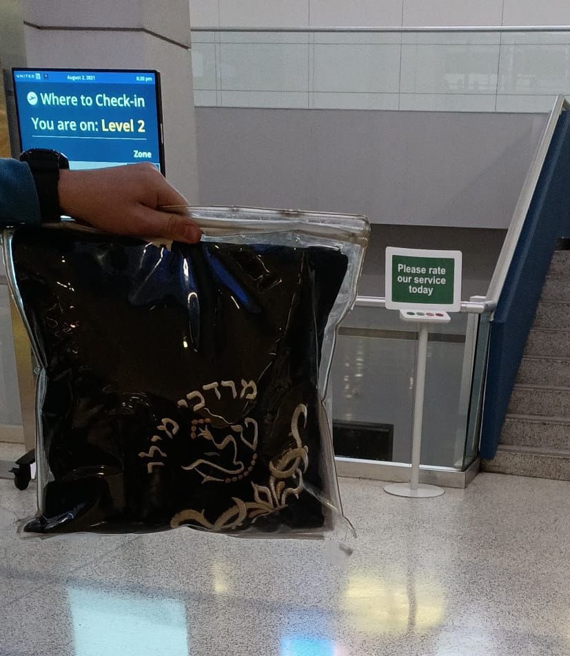 Hashavas aveidah - left at Newark airport. Please circulate.