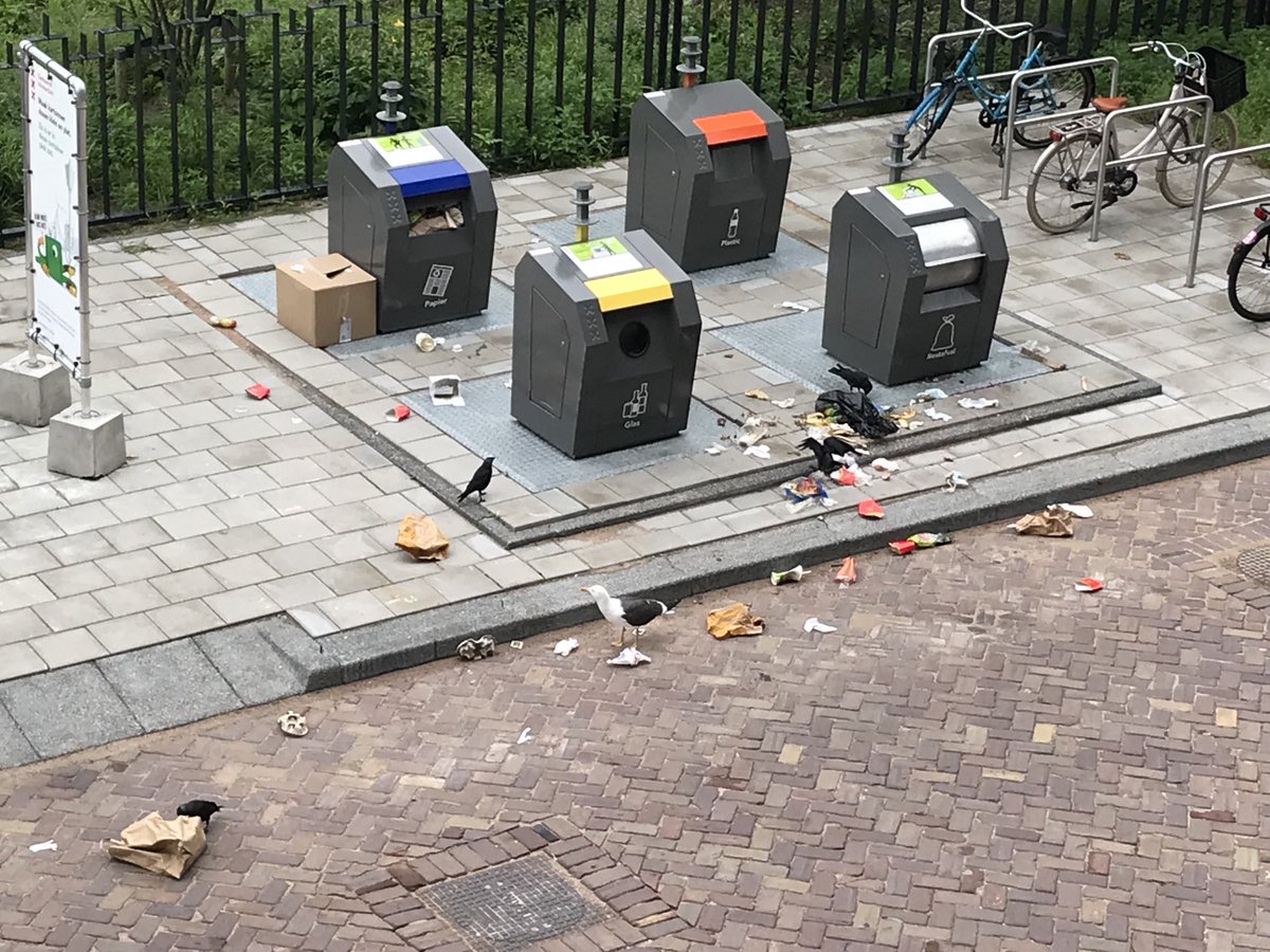 Dit is eerder regel dan uitzondering als mensen bij de McDrive van ⁦<a href="/McDonalds/">McDonald's</a>⁩ zijn geweest bij Spaklerweg. Daarom deze petitie: …ea01.safelinks.protection.outlook.com/?url=https%3A%… ⁦<a href="/AmsterdamNL/">Gemeente Amsterdam</a>⁩ #petitie #vervuiling