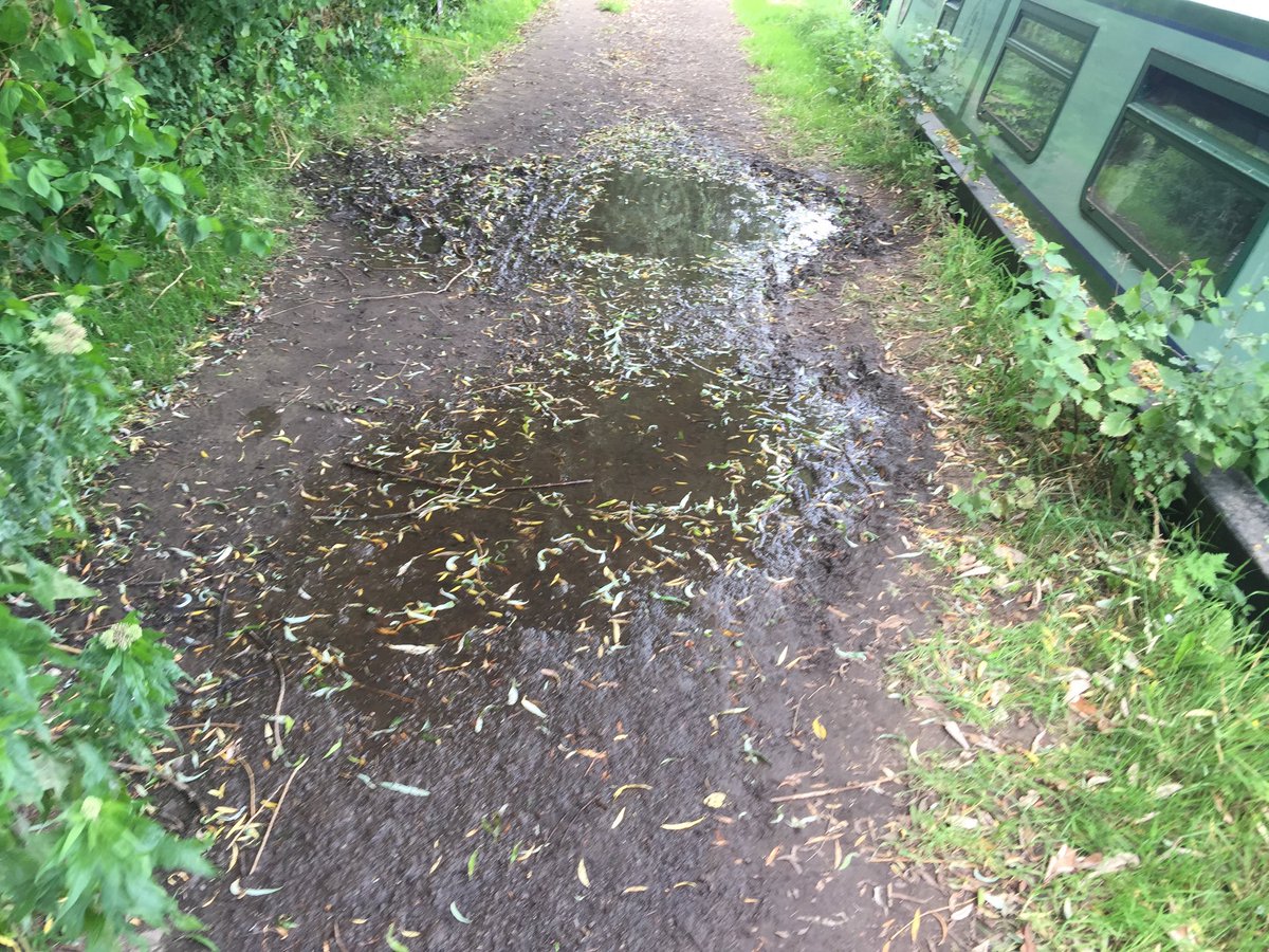 OX3reporting's tweet image. This is the full width of the towpath now and still no action? I saw a lady nearly fall on the mud this morning @CRTContactUs