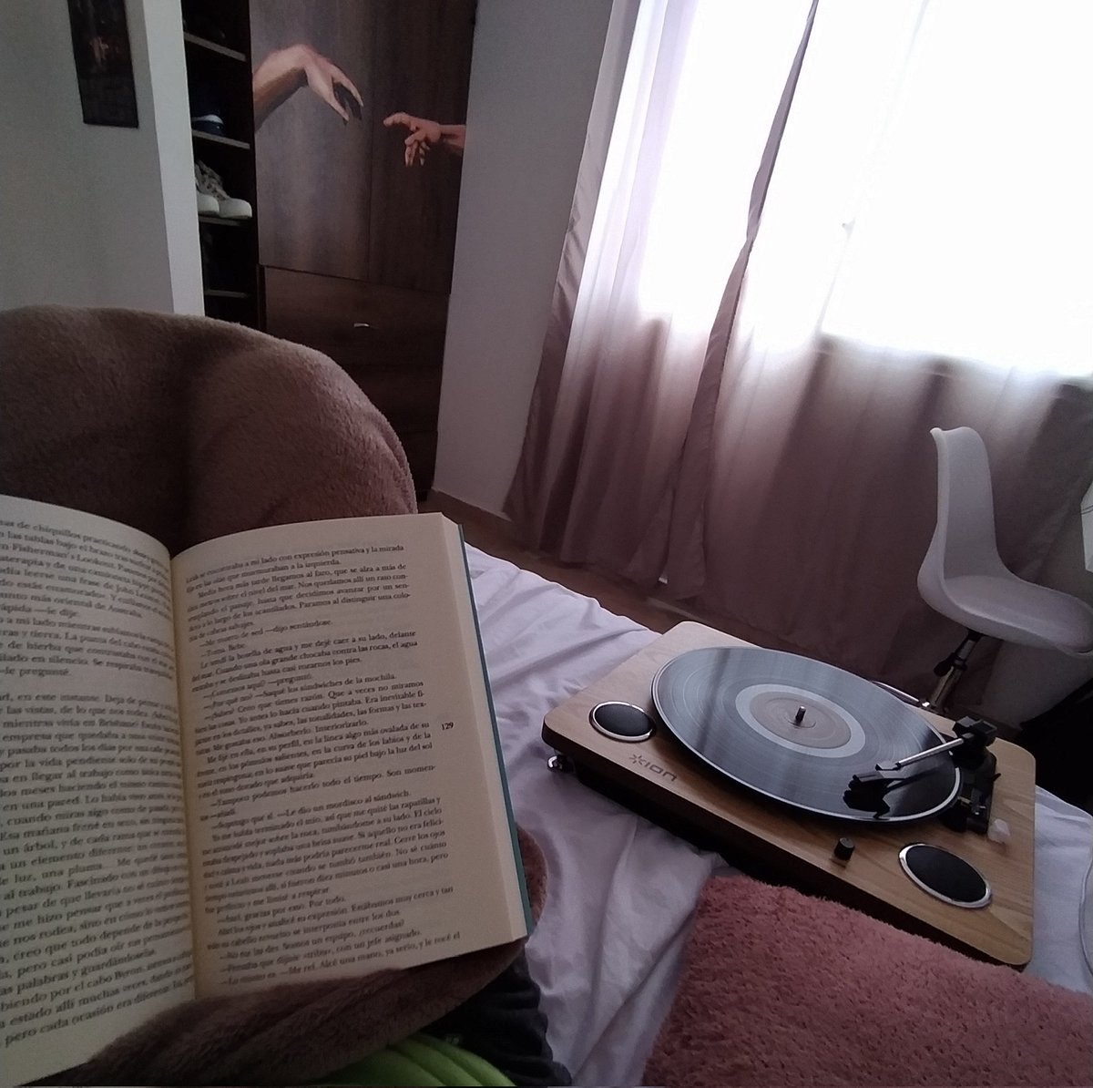 tmlinsn28's tweet photo. Escuchar Walls mientras lees es una de las mejores sensaciones https://t.co/N7cS9xjOpx