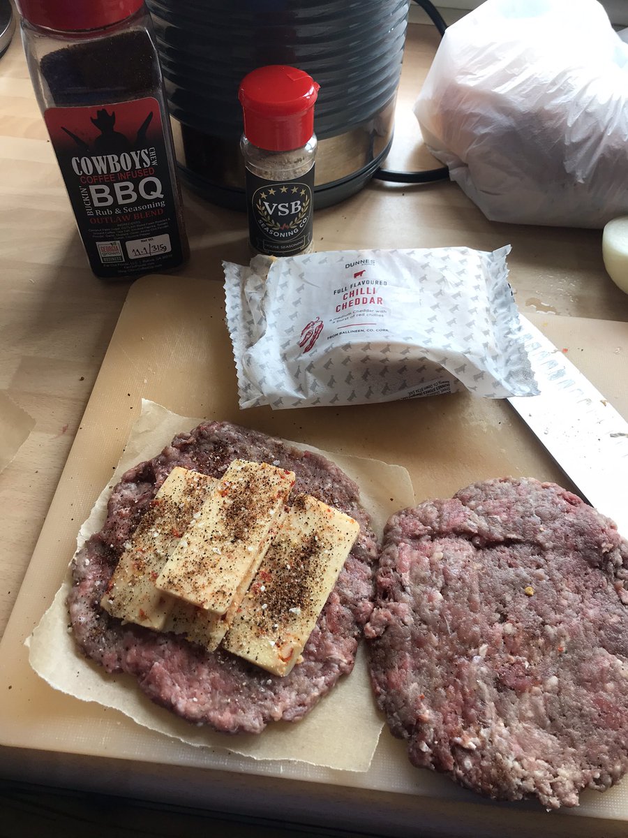 jonkelly31's tweet photo. Juicy Lucy burger with chilli cheese, onions and mushroom  @KossSauce and @chewcoffeedip #buckinbbq and a baked sweet potato over coal with Veg #bbq #bbqfam #masterbuiltgrill #kosssauce #faroutfoodz https://t.co/vjnu3s0YMH