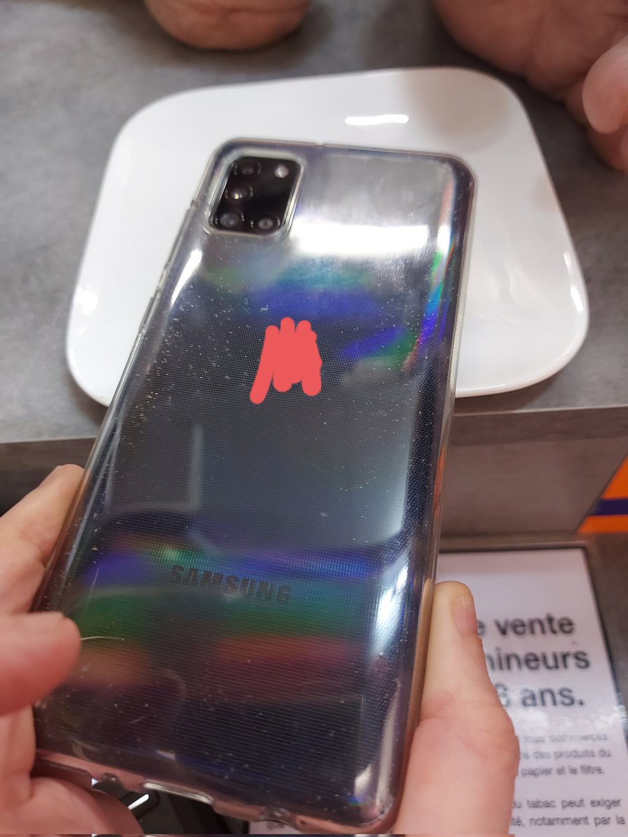 laurenzo_92's tweet photo. Repost : j'ai du caché l' IMEI qui était visible. 

Petite alerte Twitter fait des miracles :

 téléphone Samsung trouvé au tabac de la plage des sables d'olonne.

Si vous le reconnaissez, indiquez le fond d'écran aux propriétaires du Tabac
qui vous le rendra. https://t.co/I3srQR9A0d